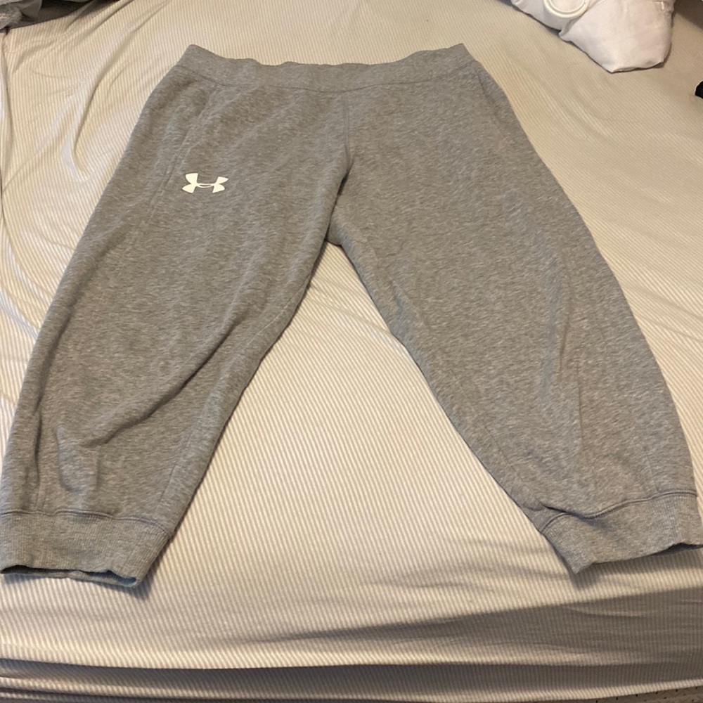 Cozy Under Armour cropped sweat pants 💜